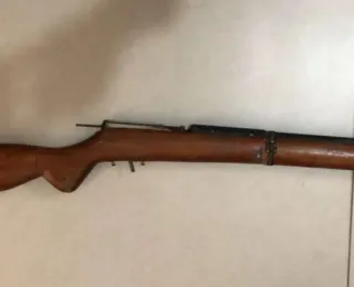 Homem tenta desmontar arma de fogo e atira em si mesmo
