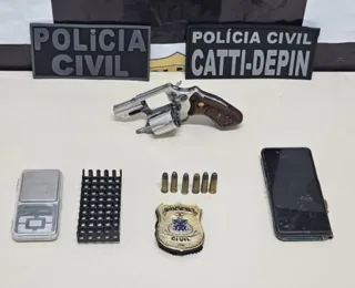 Integrante de facção é flagrado em casa com arma e munições