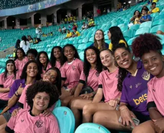 Jogadoras da dupla Ba-Vi assistem jogo da Seleção feminina