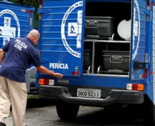 Jovem é achada morta com tiro na cabeça em garagem de casa na Bahia