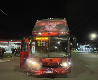 Jovem morre em batida entre moto e ônibus da cantora Priscila Senna