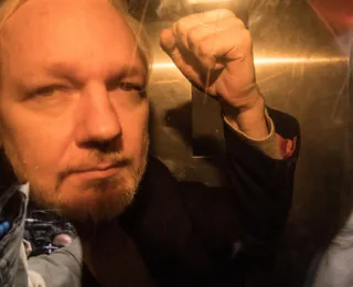 Julian Assange faz acordo com EUA e deixa prisão no Reino Unido