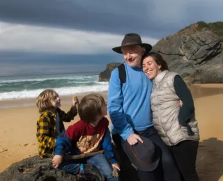 Julian Assange reaparece em foto familiar na praia