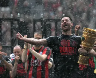 Leverkusen é recebido com festa após títulos da Copa e da Liga