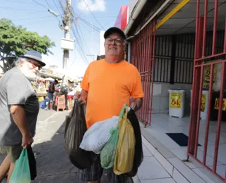 Mesmo proibido, saco não reciclável ainda circula em Salvador
