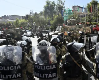Militares tentam derrubar porta do palácio presidencial em La Paz