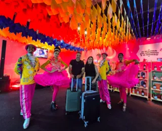 Mini arraiá recepciona turistas em clima de São João no aeroporto