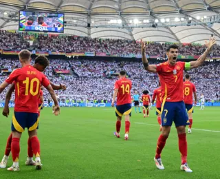 Morata deixa banco após gol, leva amarelo e está fora da semifinal