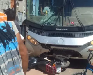 Motociclista de 14 anos fica gravemente ferido após batida com ônibus