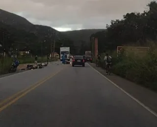 Motociclista morre e outros dois ficam feridos em acidente na BR-324