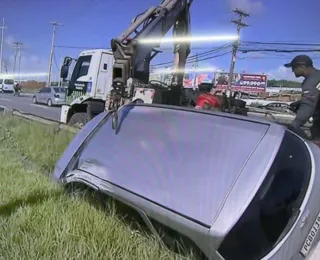 Motorista de aplicativo perde direção e carro tomba em Salvador