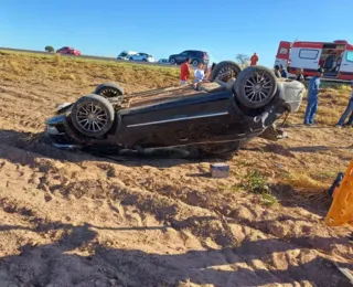 Motorista que havia ingerido álcool capota carro e 4 ficam feridos