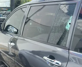 Mulher é baleada no nariz ao passar de carro por avenida de Salvador