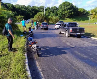 Óleo na pista causa quedas de motos em importante via de Salvador