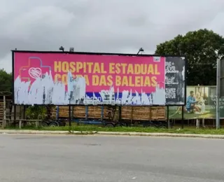 Outdoors do Hospital Costa das Baleias são vandalizados no interior