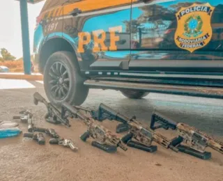 PRF apreende arsenal de armas escondido em carro na Bahia