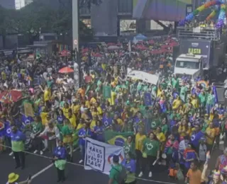 Parada LGBT+ veste São Paulo de verde e amarelo