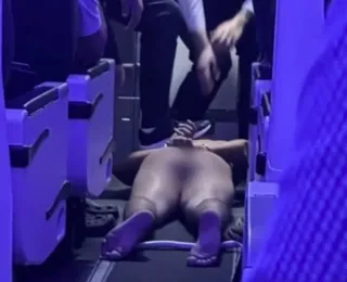 Passageiro corre pelado dentro de avião durante voo