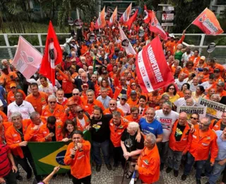 Petroleiros montam acampamento em frente ao Edisen, no centro do Rio