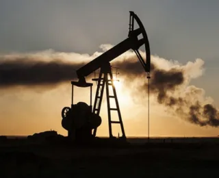 Petróleo cai puxado pelo mercado nos EUA e possível trégua em Gaza