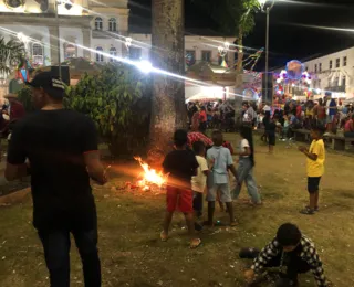 Polêmicos, fogos fazem a alegria da criançada no Pelô: "Tradição"