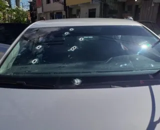 Policiais escapam de tiros na cabeça após viatura ser metralhada