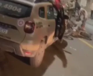 Policial é atropelado em blitz por moto de criminosos em Sussuarana
