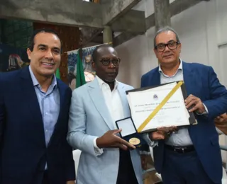 Presidente do Benin se torna cidadão soteropolitano e recebe medalha
