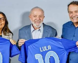 Presidente do Cruzeiro presenteia Lula com camisa do time