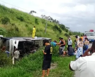 Quatro ficam feridos em acidente com ônibus na Bahia