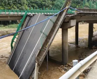 Queda de ponte mata 12 pessoas na China