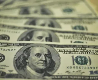 Dólar sobe 1% em meio a queda das commodities e iene valorizado
