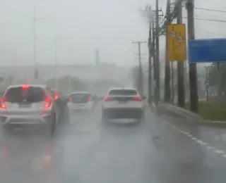 Salvador amanhece com chuva moderada e população sofre transtornos