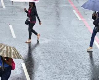 Salvador tem madrugada chuvosa e dia será de mais chuva