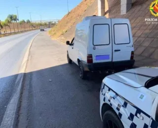 Sem cerimônia! Ladrão é preso defecando em porta-malas de carro