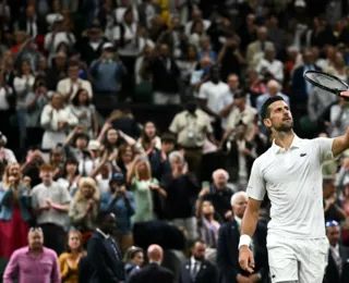 Sem suar, Djokovic avança às semifinais de Wimbledon e mira recorde
