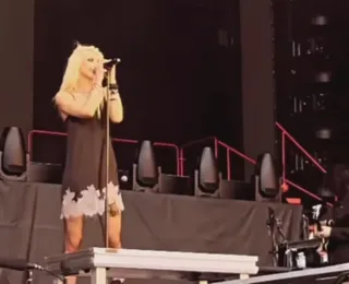 Taylor Momsen é mordida por morcego em show na Espanha; ASSISTA