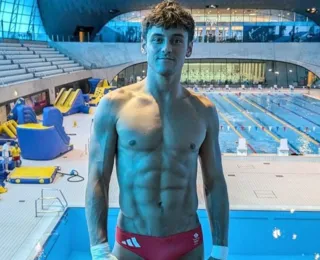 Tom Daley: atleta 'testa' cama anti-sexo da Vila Olímpica; vídeo