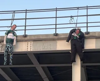 Torcida do Botafogo enforca bonecos de dirigentes de Palmeiras e CBF