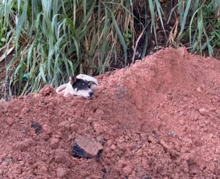 Trabalhador fica parcialmente soterrado após desabamento em Salvador
