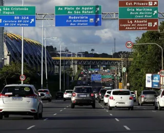 Trânsito fica lento na Paralela por causa de obras no bairro da Paz