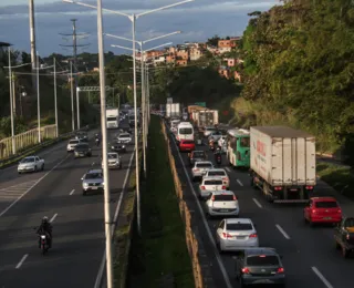 Trânsito na BR-324 segue lento por causa da saída para o interior