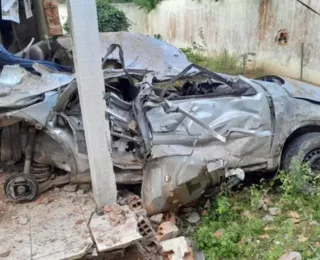 Três pessoas morrem e duas ficam feridas após carro bater em muro