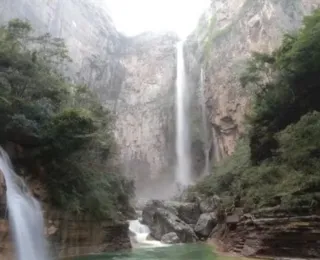 Trilheiro descobre que queda d'água de cachoeira vinha de um cano