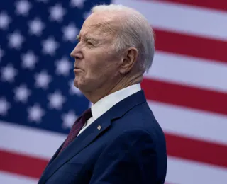 Um dia antes de desistir, Biden estava decidido a "seguir com tudo"