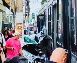 VÍDEO: Ônibus prensa carro em poste e motorista escapa por 30 segundos