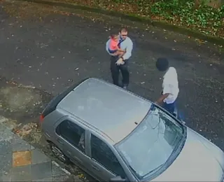 VÍDEO: Pai com criança tem carro roubado por 'encapuzado' em Salvador