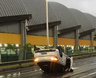 Veículo capota após colidir em poste na Avenida Paralela