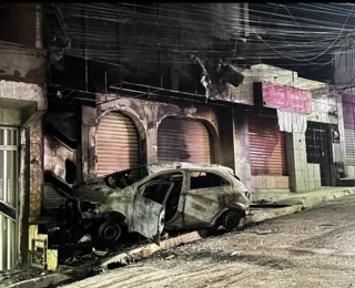 Carro desgovernado em chamas causa pânico a moradores de Candeias