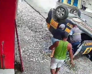 Viatura da DMTT capota na Rua do Comércio durante perseguição